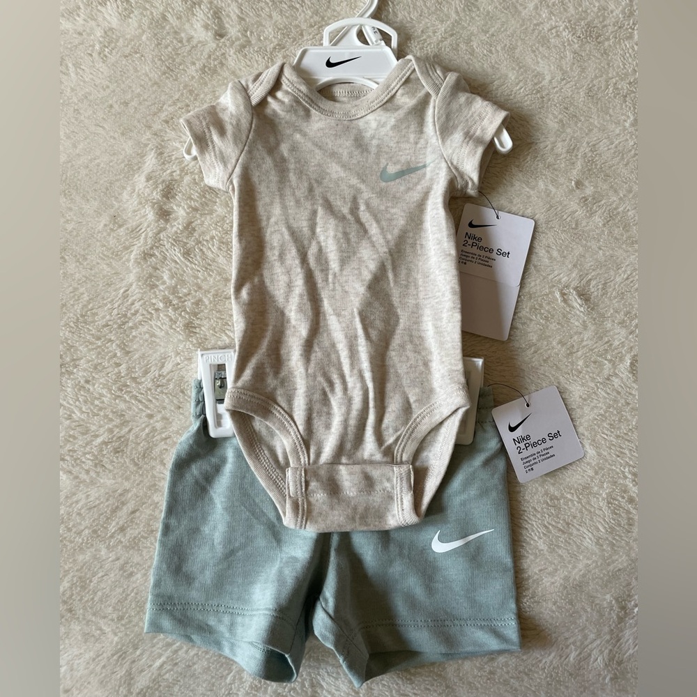 Nike Infant Cream and Light Green Outfit